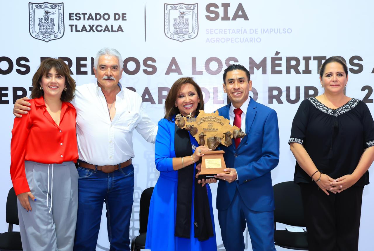 Reconoce gobernadora a agricultores, ganaderos y productores con entrega de premio